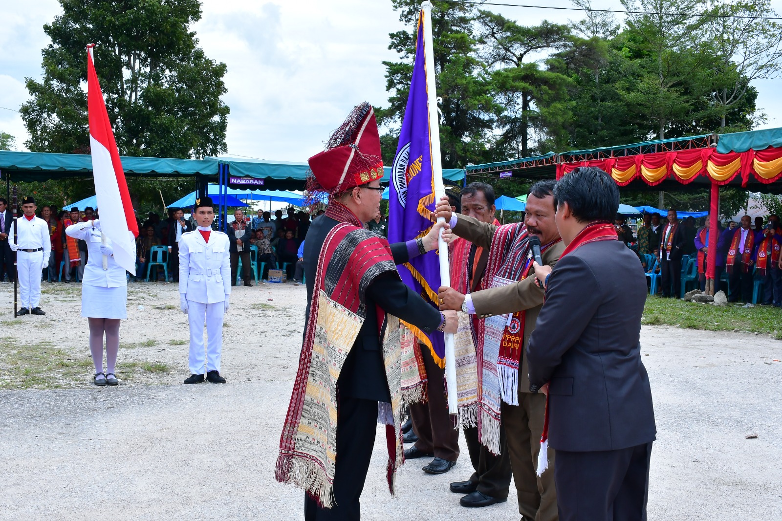 PENYERAHAN PATAKA DARI KETUA UMUM PPPRPI KEPADA KETUA DPW KABUPATEN DAIRI PPRPI