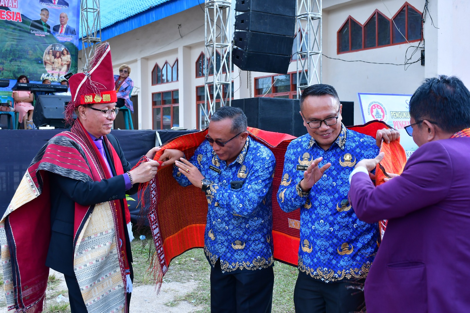 Ketua Umum bersama Wakil Sekretaris Jenderal PPRPI Mangulosi Pejabat Pemerintah Kabupaten Dairi yang turut hadir